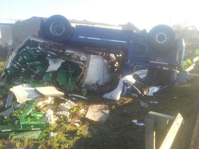 El camión transportaba fruta (Foto: Interbenavente)