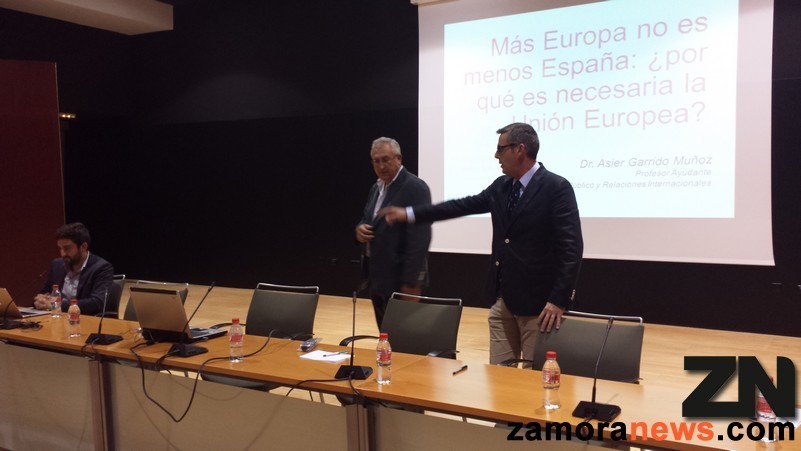 A la izquierda, Asier Garrido, al inicio de la conferencia inaugural del curso.