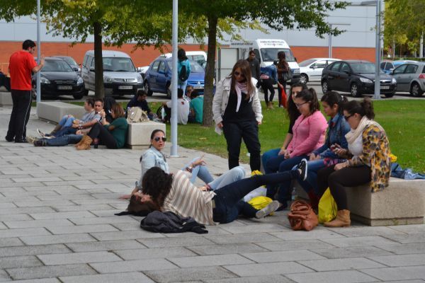 Un grupo de universitarios celebra el bocata solidario