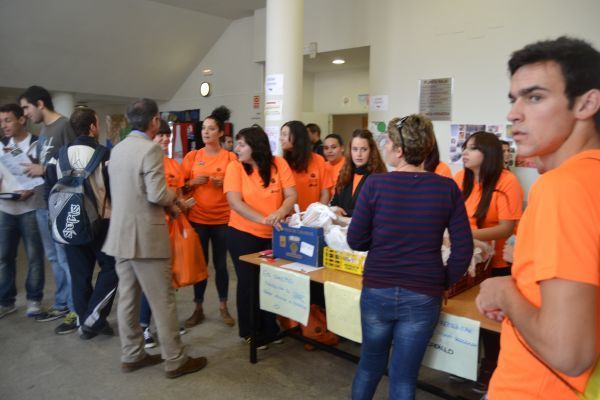 Voluntarios reparten bocatas