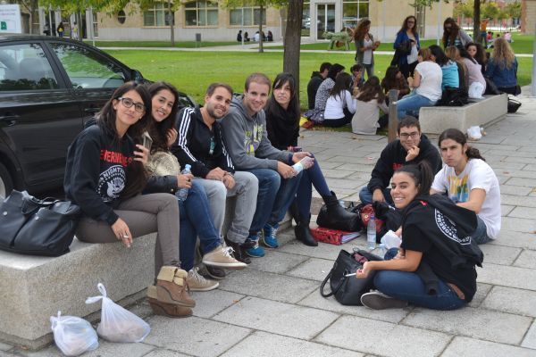 Grupo de universitarios en el campus