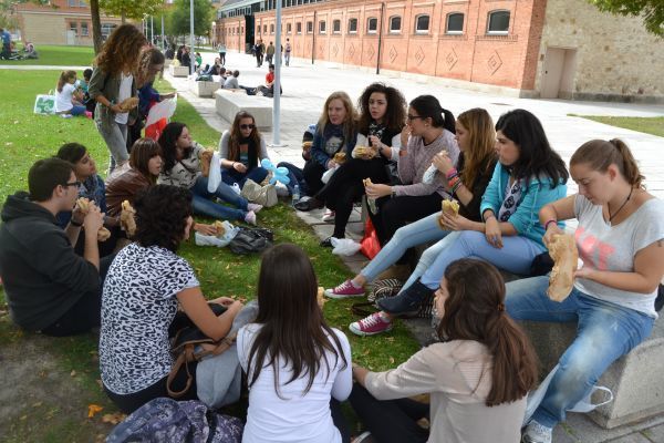 Universitarios con el bocata solidario