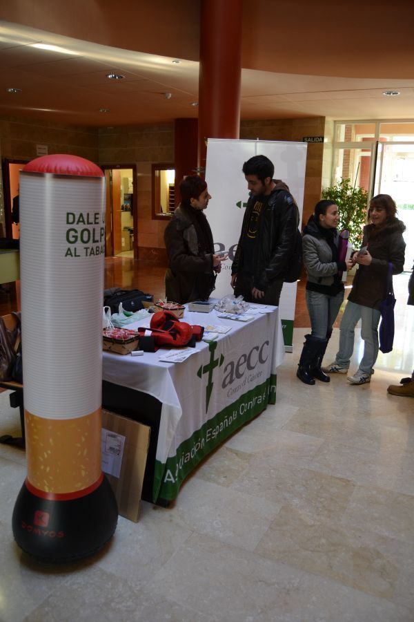 Mesa de la AECC en el Campus Viriato