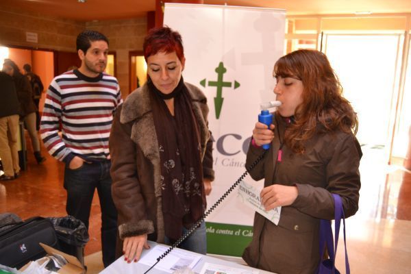 Una alumna realiza una medición de monóxido