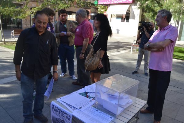 La mesa de profesores en la plaza del Maestro