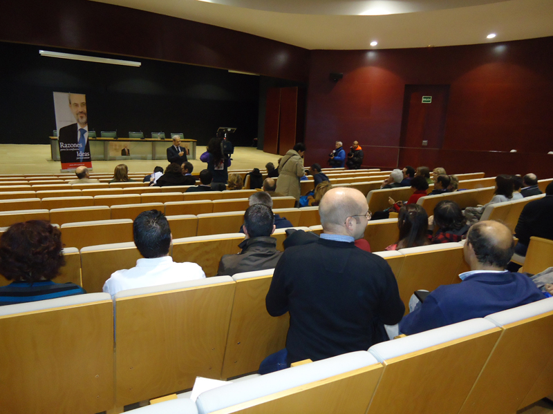 Asistentes al acto del rector en funciones y candidato a la reelección.