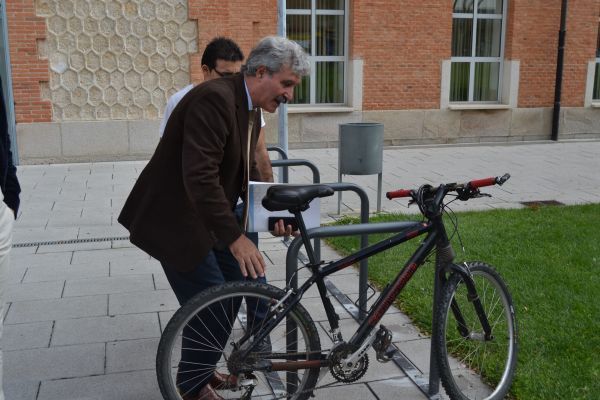 El director de la Oficina Verde inaugura los módulos de aparcamiento