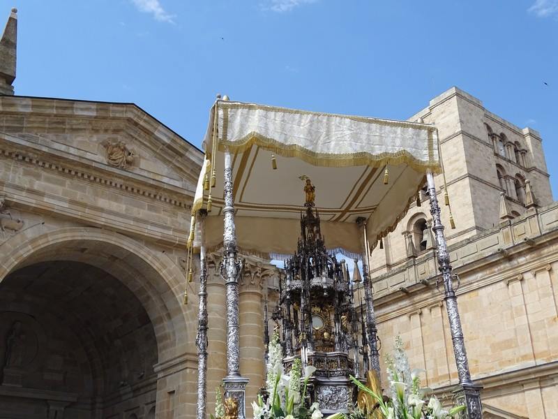 corpues_salida_catedral.jpg