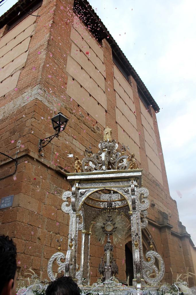 Las religiosas del Monasterio de Santa Sofía brindan flores al Santísimo
