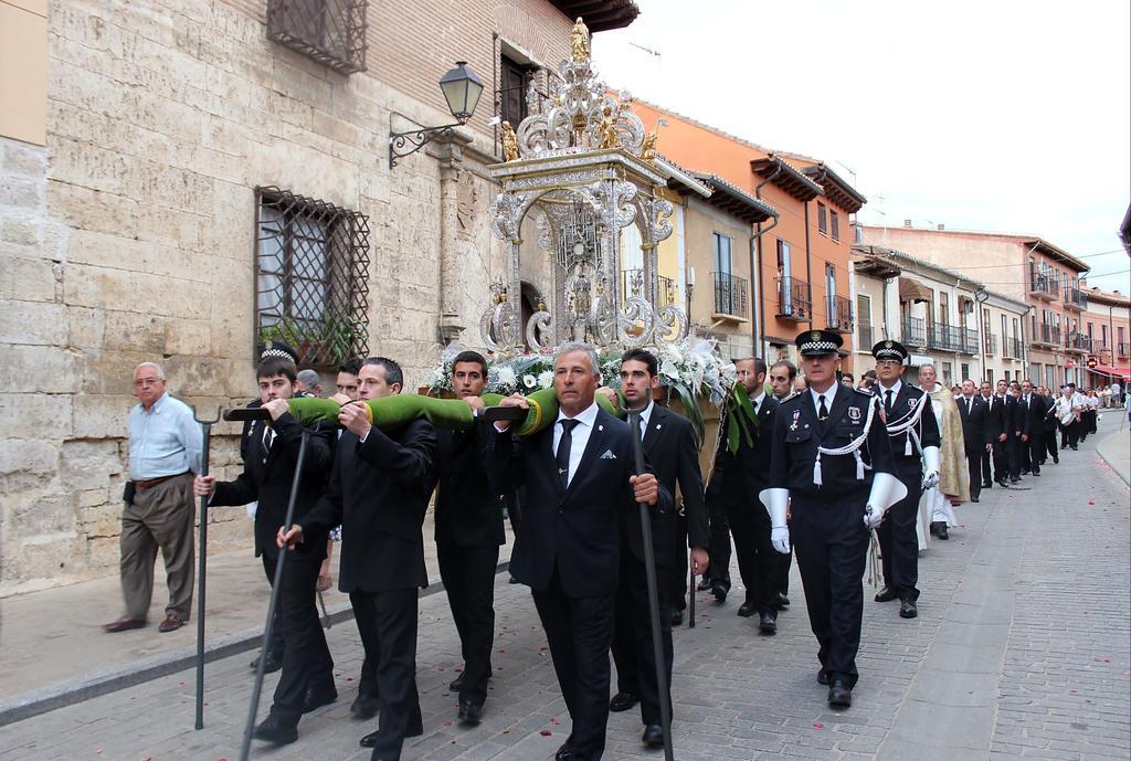 Los cargadores portan al Santísimo durante la procesión