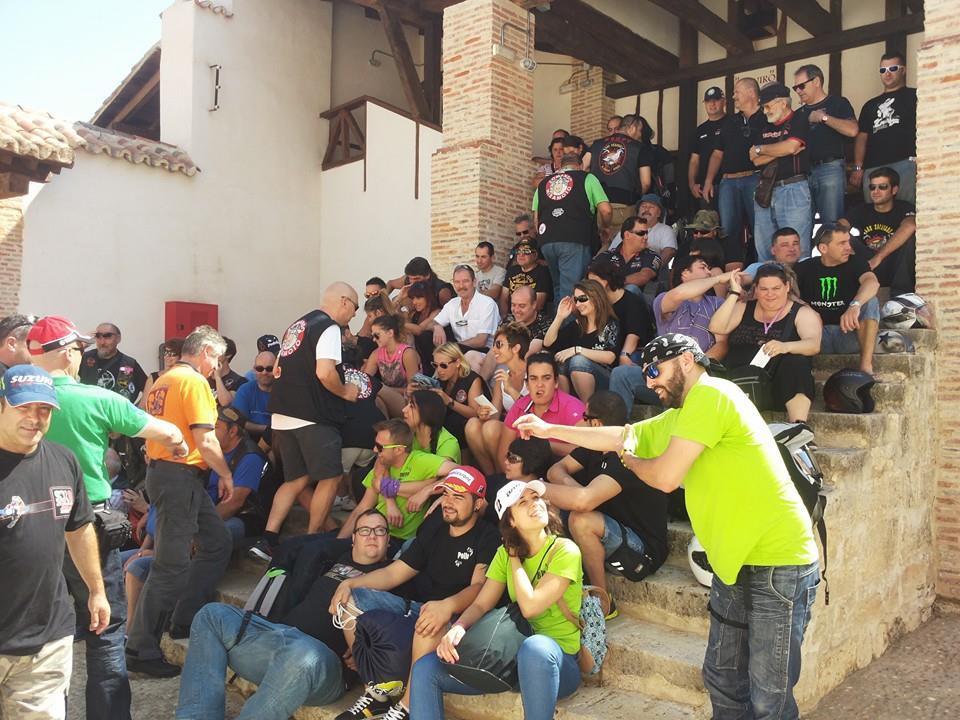 Los moteros se hacen una foto de familia en la plaza de toros.