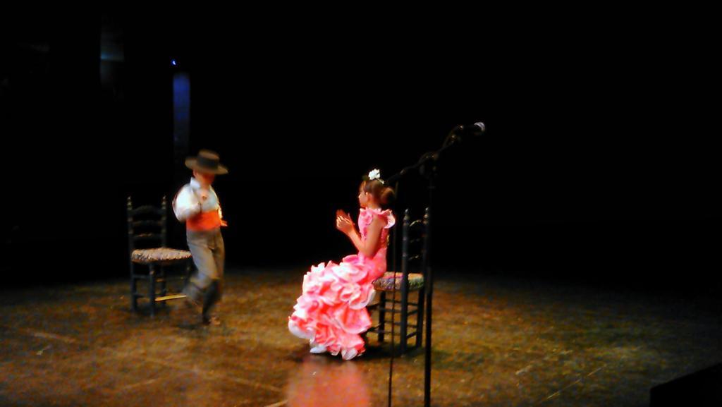 Los niños Alan Martín y Nazaret García durante su actuación