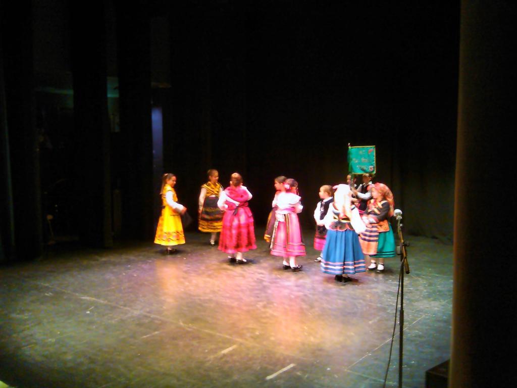 Las niñas del grupo infantil de jotas Tío Babú sobre el escenario