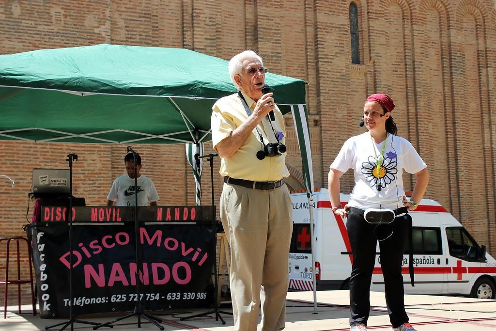 El presidente de la Federación, Balbino Lozano, junto a la monitora, Silvia García, dedica unas palabras a los participantes en la jornada