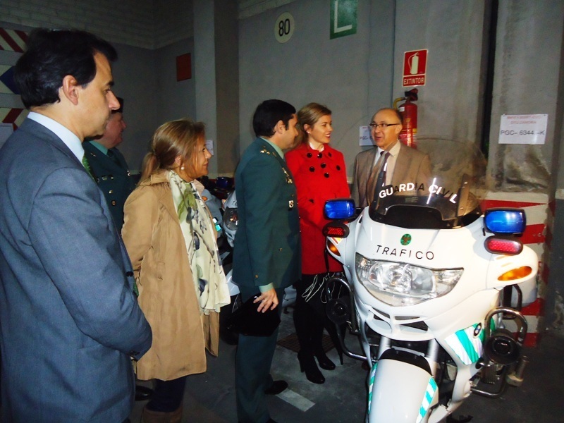 Las autoridades, durante la visita a los garajes de Tráfico.