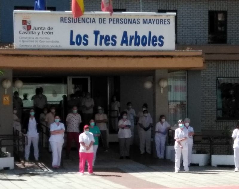 Los trabajadores de “Los Tres Árboles” guardan un minuto de silencio por los  falle...