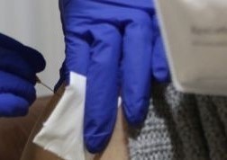 Una mujer recibe una vacuna en Zamora