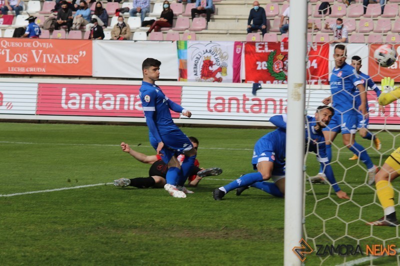 Coscia marca el primer gol.