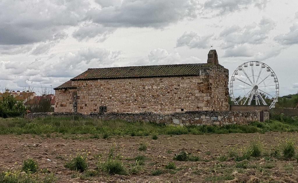 Vista de la iglesia de Santiago de los Caballeros con la noria al lado
