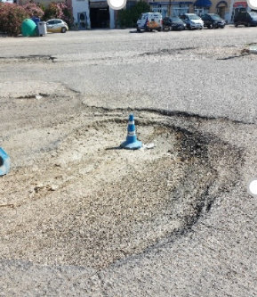 Uno de los baches en la N-525