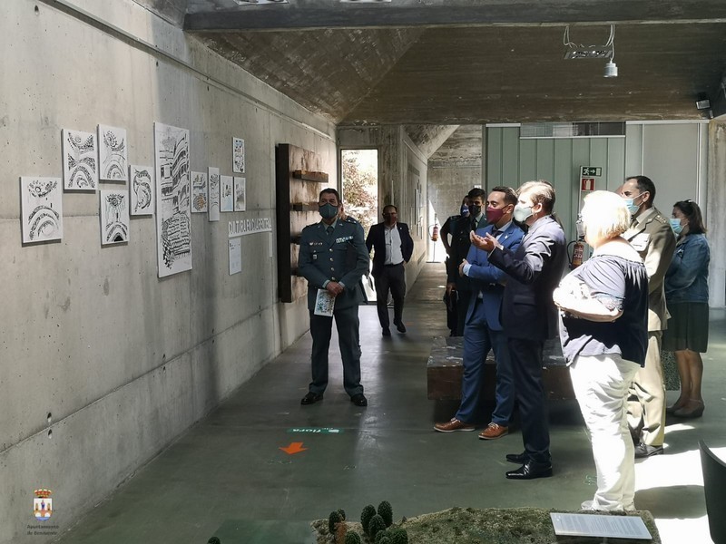 Autoridades inauguran la exposición en Benavente