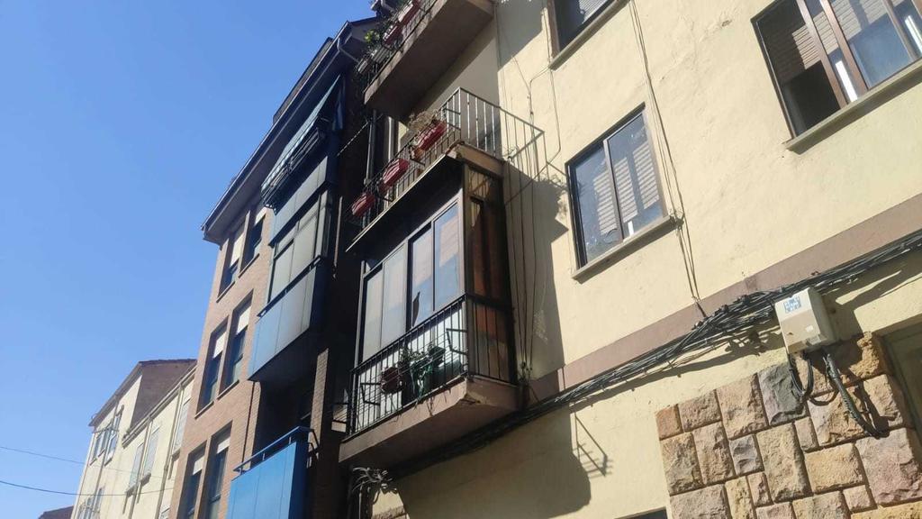 Edificio dañado por las llamas en la calle Argentina