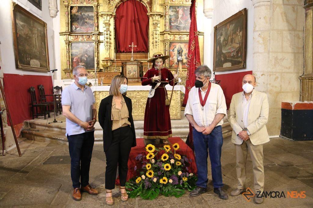 El presidente y Junta de la Cofradía de Ntra. Sra. de San Antolín junto a la imagen de la Peregrina