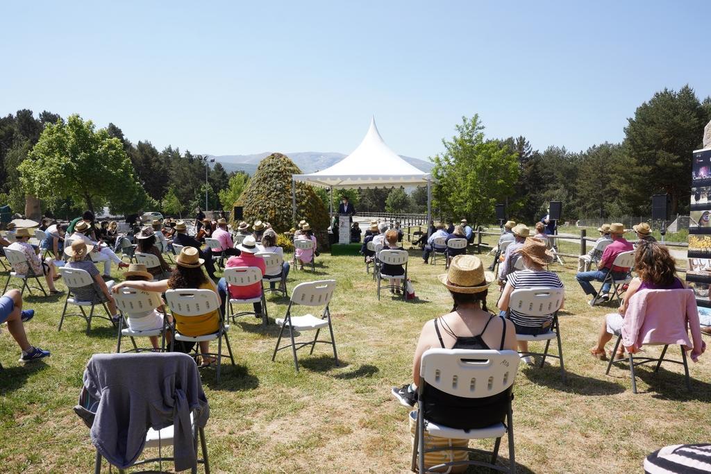 Homenaje a Miguel Delibes en hoyos del Espino (Ávila)