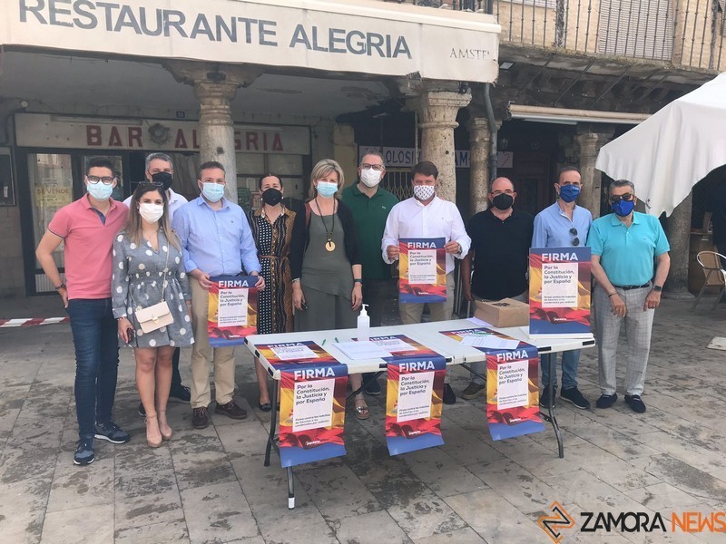 Mesa de firmas en Toro