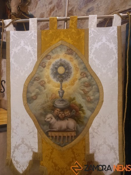 Nuevo estandarte de la Cofradía de Monfarracinos