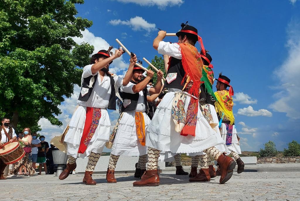 Grupo de Pauliteros de Caramonico Associação. Fotografía: Município de Miranda do Douro