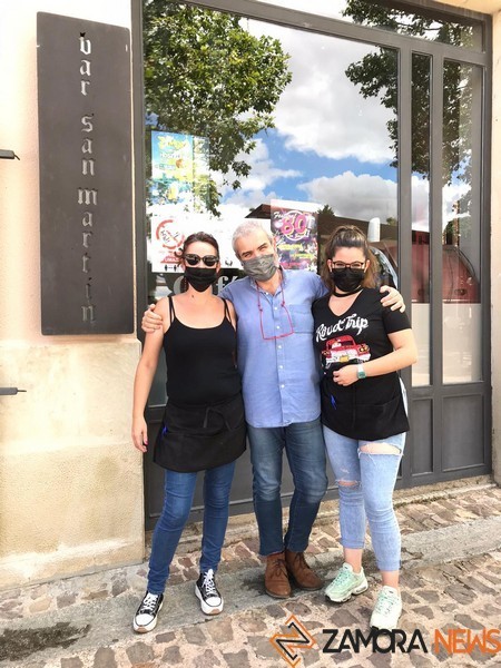 Lorenzo Caprile posa ante el Bar San Martín