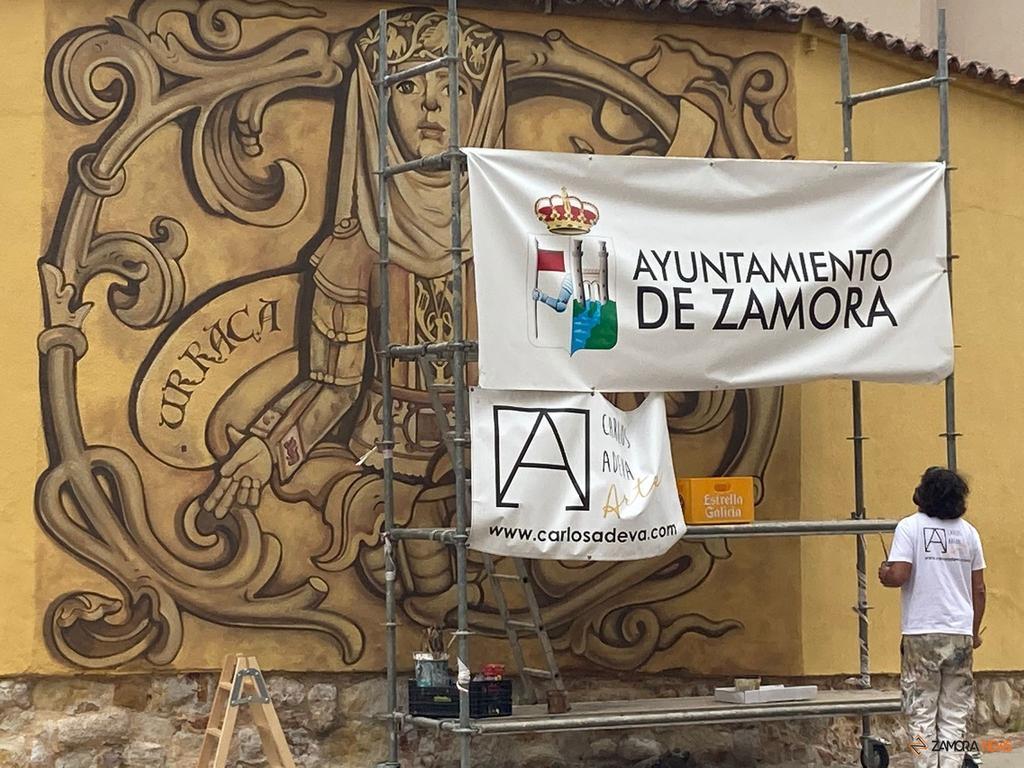 Carlos Adeva y parte del mural oculto tras los andamios