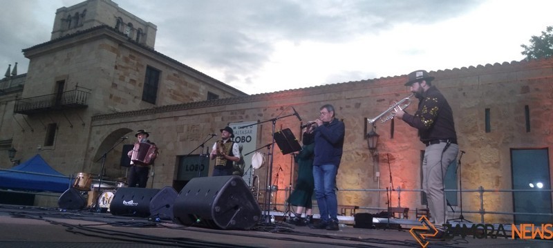 Los gallegos Aliá en el escenario de la catedral con Alberto Jambirna