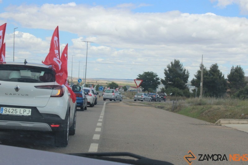 Caravana de coches de empleados de Siro en Toro.