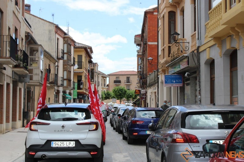 Caravana de coches de empleados de Siro en Toro.