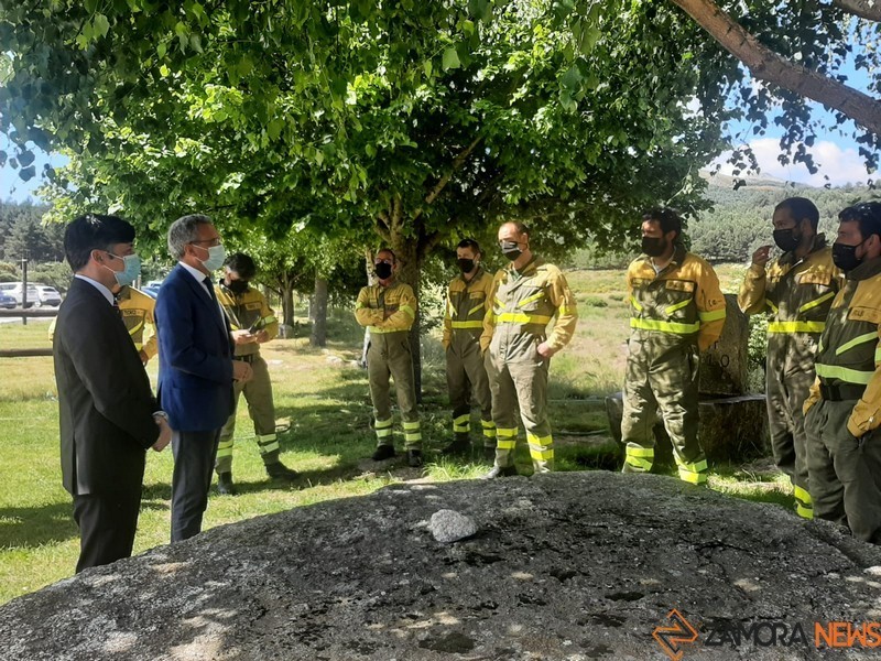 El delegado del Gobierno en la base de Rabanal del Camino en León