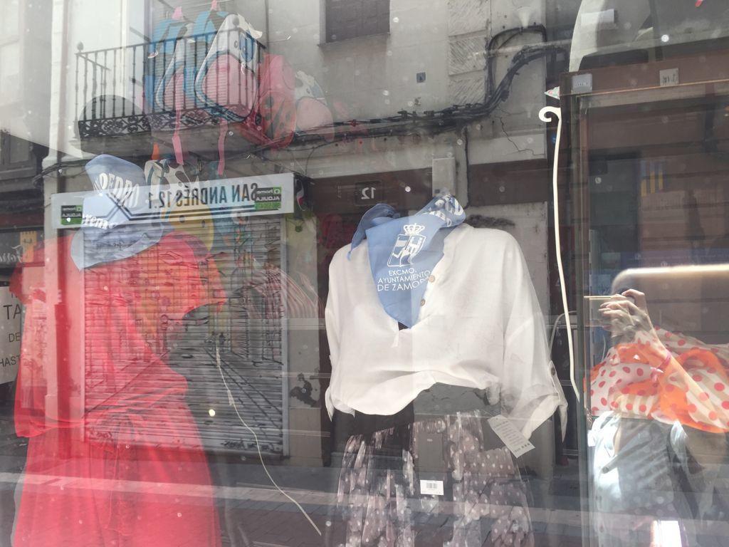 Pañoletas, cerámica y ajos en un escaparate local por San Pedro
