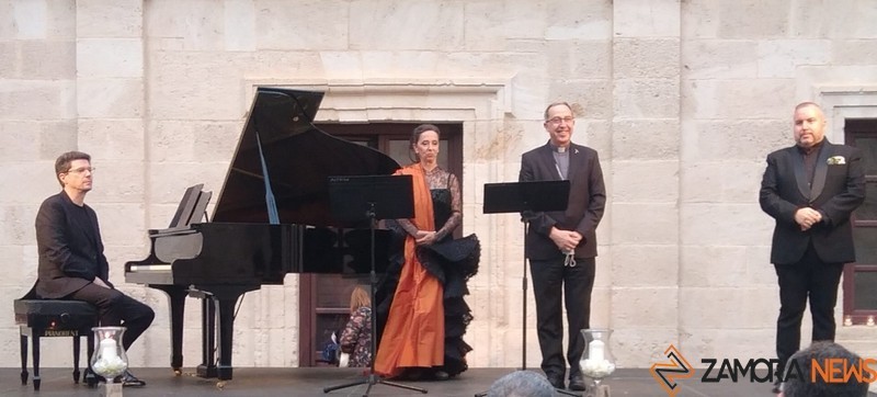 El obispo de Zamora en la VIII Edición de la Noche de velas