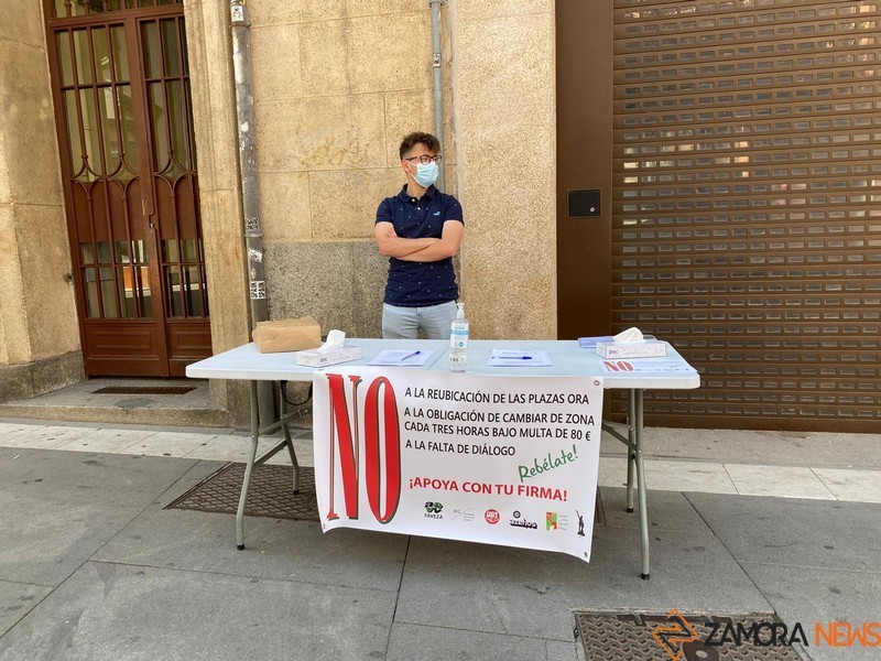 Mesa informativa en Plaza de Sagasta