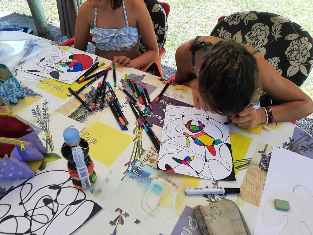 Varios menores trabajan en una de las actividades organizadas por Mila en su anterior etapa empresarial
