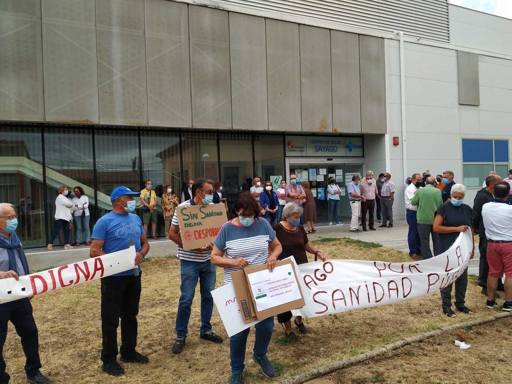 Lectura del manifiesto de protesta ante el centro de salud de Bermillo. Fotografía: CEDIDA