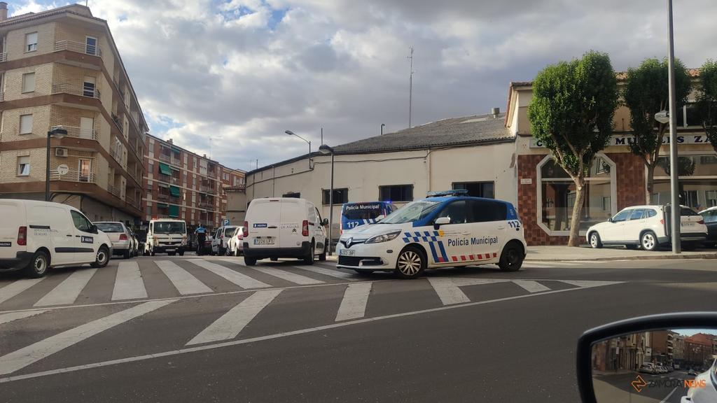 Patrulla de la Policía Municipal actuando en el reventón de una tubería en la calle Campo de Marte