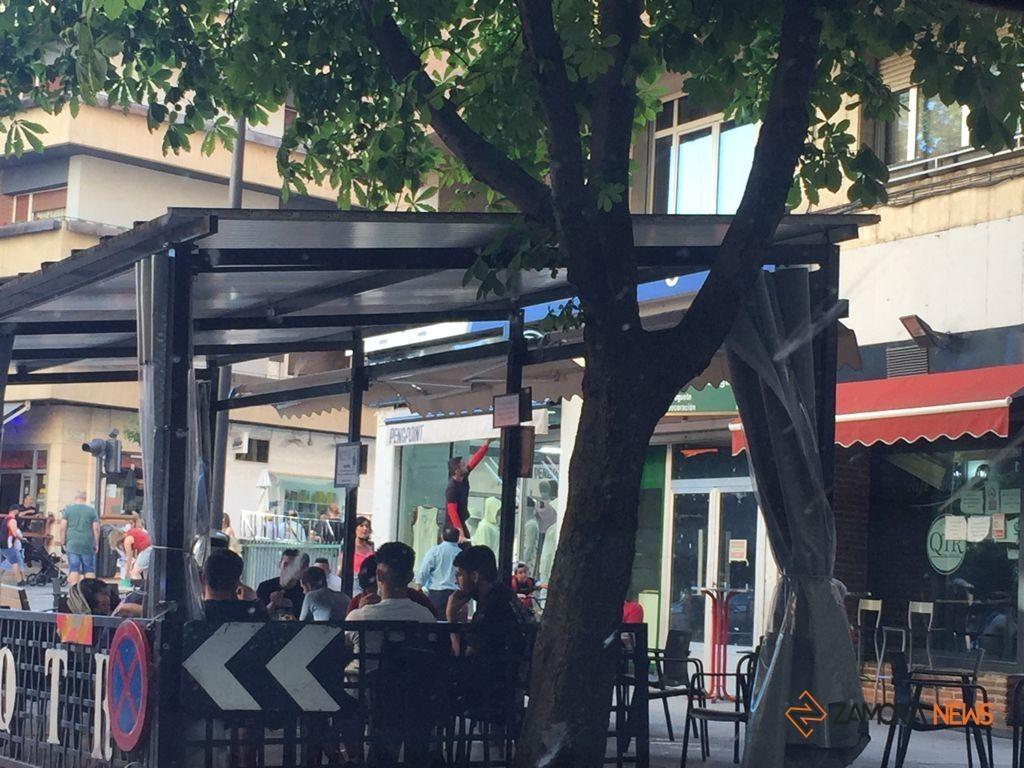 Zamoranos disfrutando de las terrazas en el centro de la capital