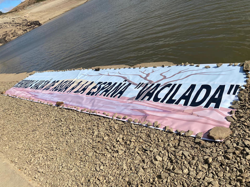 Pancarta sobre el puente chiquito de Manzanal