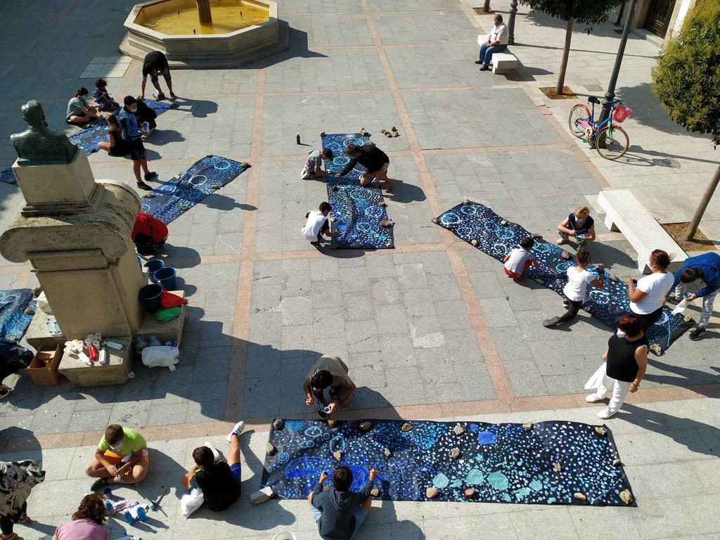 Proceso de creación del mural efímero sobre la fachada del Ayuntamiento de Bermillo. Fotografía: CEDIDA