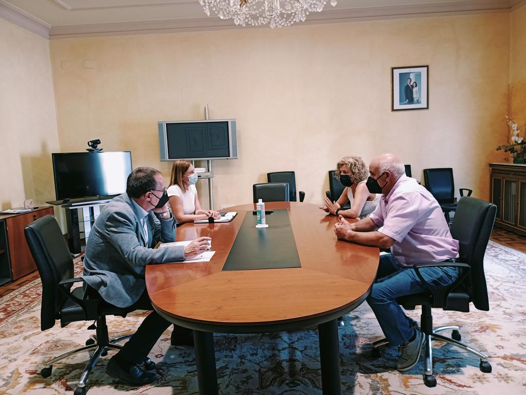 Ángel Blanco con el alcalde de Peñausende