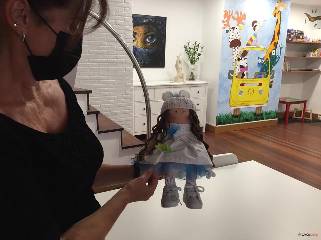Mila enseña una de sus creaciones