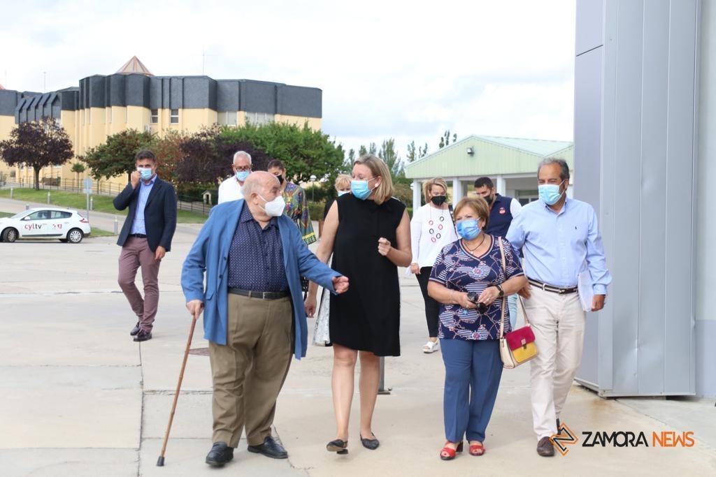 La consejera de Familia, Isabel Blanco, junto al presidente de la Fundación Personas, Patricio Santana en la sede de Asprosub en Morales del Vino