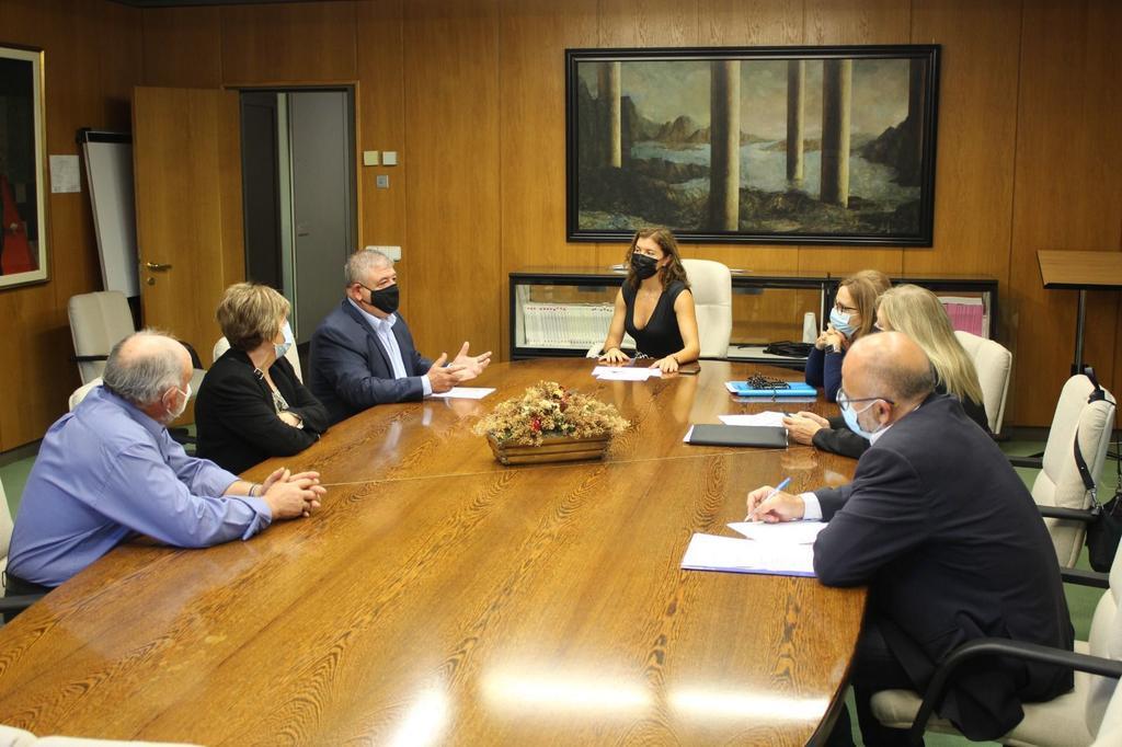 Reunión de los alcaldes de Litos, Ferreras de Abajo y de la plataforma con Clara San Damián y Montserrat Chimeno